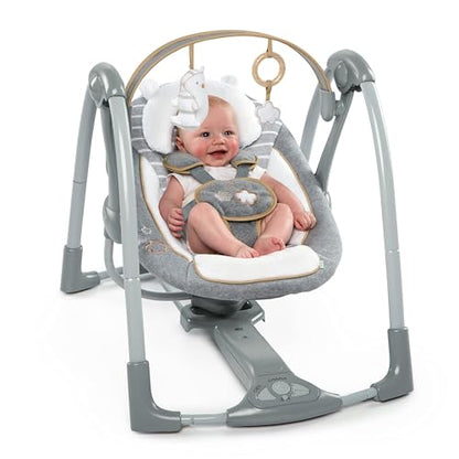 Ingenuity Hugs & Hoots zusammenklappbare & tragbare Babyschaukel, 5 Schaukelgeschwindigkeiten, 8 Melodien, 3 Naturgeräusche, Lautstärkeregulierung und Spielzeugbügel, ab der Geburt bis 9kg