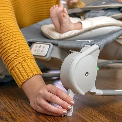 Ingenuity, Cuddle Lamb Babywippe Babyschaukel mit Schaukelfunktion und Vibrationen, Spielbogen mit 2 Plüsch Spielzeug, Musik, 4 Naturgeräuschen und Lautstärkeregler, ab Geburt bis 18 kg