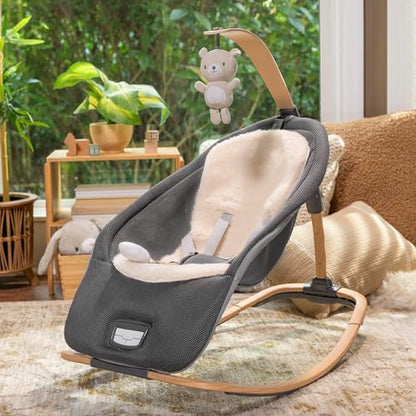 Ingenuity, Cuddle Lamb Babywippe Babyschaukel mit Schaukelfunktion und Vibrationen, Spielbogen mit 2 Plüsch Spielzeug, Musik, 4 Naturgeräuschen und Lautstärkeregler, ab Geburt bis 18 kg