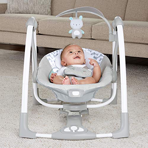 Ingenuity Hugs & Hoots zusammenklappbare & tragbare Babyschaukel, 5 Schaukelgeschwindigkeiten, 8 Melodien, 3 Naturgeräusche, Lautstärkeregulierung und Spielzeugbügel, ab der Geburt bis 9kg