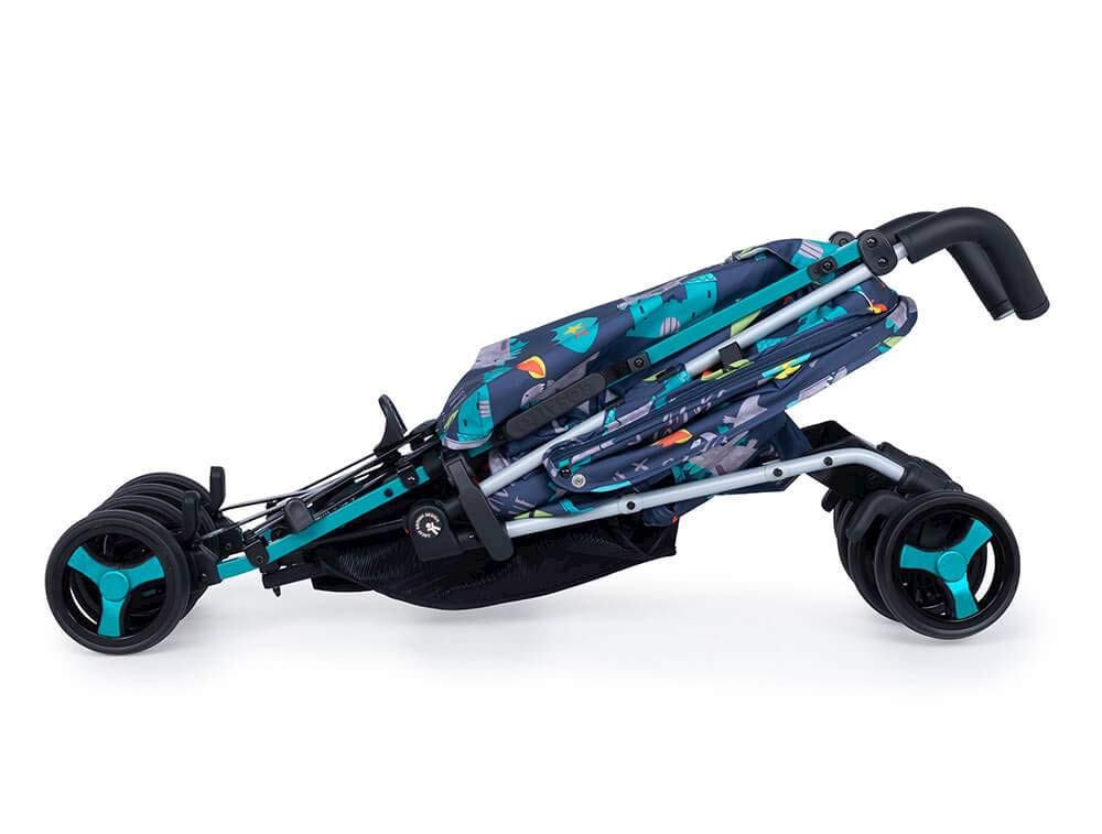 Cosatto Supa 3 Pushchair – Lightweight Stroller from Birth to 25kg - Compact Fold, Shopping Basket, Footmuff (Dragon Kingdom) | Mit UPF100+ Verdeck, Regenschutz und Sommerauflage für komfortable Fahrten bei jedem Wetter.