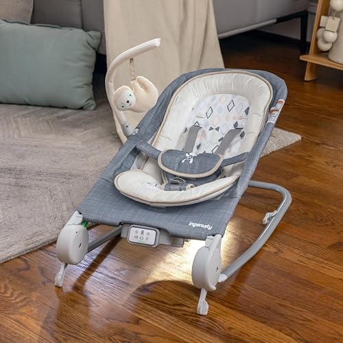 Ingenuity, Cuddle Lamb Babywippe Babyschaukel mit Schaukelfunktion und Vibrationen, Spielbogen mit 2 Plüsch Spielzeug, Musik, 4 Naturgeräuschen und Lautstärkeregler, ab Geburt bis 18 kg
