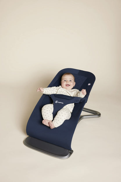 Ergobaby 3-in-1 Evolve Bouncer, Ergonomische Babywippe für Neugeborene ab Geburt bis zum Kleinkind, Babyschaukel mit Neugeboreneneinsatz (2,5 kg - 13,2 kg), Midnight Blue