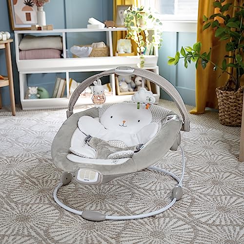 Ingenuity, InLighten Babywippe Babyschaukel mit Lichtern, Nate Bunny, Spielzeugleiste, Vibrationen, Geräuschen, Tummy Time Kissenmatte, bis zu 20 lbs, Neugeborenes+