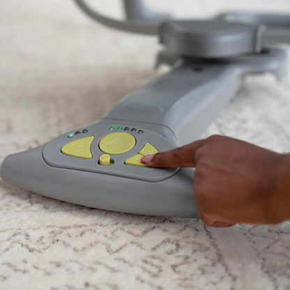 Ingenuity Hugs & Hoots zusammenklappbare & tragbare Babyschaukel, 5 Schaukelgeschwindigkeiten, 8 Melodien, 3 Naturgeräusche, Lautstärkeregulierung und Spielzeugbügel, ab der Geburt bis 9kg