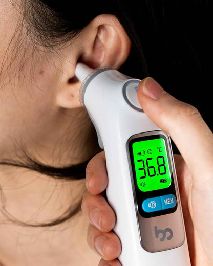 Fieberthermometer Ohr für Erwachsene & Kinder, 1s Ergebnis Hochpräzise Ohrthermometer, 30 Speicher Abrufen, 3-Farben-Fieber-Alarm, mit 21 Einweg-Sonde Abdeckungen & Aufbewahrungsbox (LCD-Transparente)