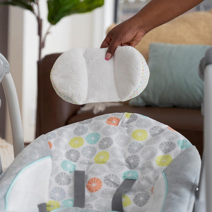 Ingenuity Hugs & Hoots zusammenklappbare & tragbare Babyschaukel, 5 Schaukelgeschwindigkeiten, 8 Melodien, 3 Naturgeräusche, Lautstärkeregulierung und Spielzeugbügel, ab der Geburt bis 9kg