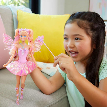 Mattel Barbie-Puppe Fee mit Spielzeugzauberstab und Mode-Accessoires, Fantasiethema mit Farbwechsel bei Flügeln und Outfit, JCP76, [Mehrfarbig]