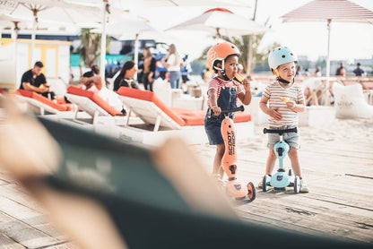 Scoot and Ride Babyhelm mit verstellbaren Trägern, Mattes Finish, Größen XXS, inklusive LED-Sicherheitslicht und weicher Fleece-Polsterung für zusätzlichen Schutz