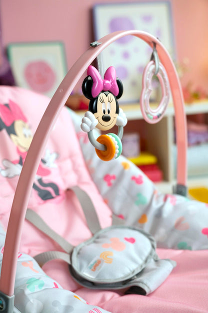 Bright Starts, Disney Baby Minnie Mouse Forever Besties, Wippe für Babies und Kleinkinder, mit beruhigenden Vibrationen, abnehmbarem Spielzeugbogen und 2 Spielzeugen, rose, 12209
