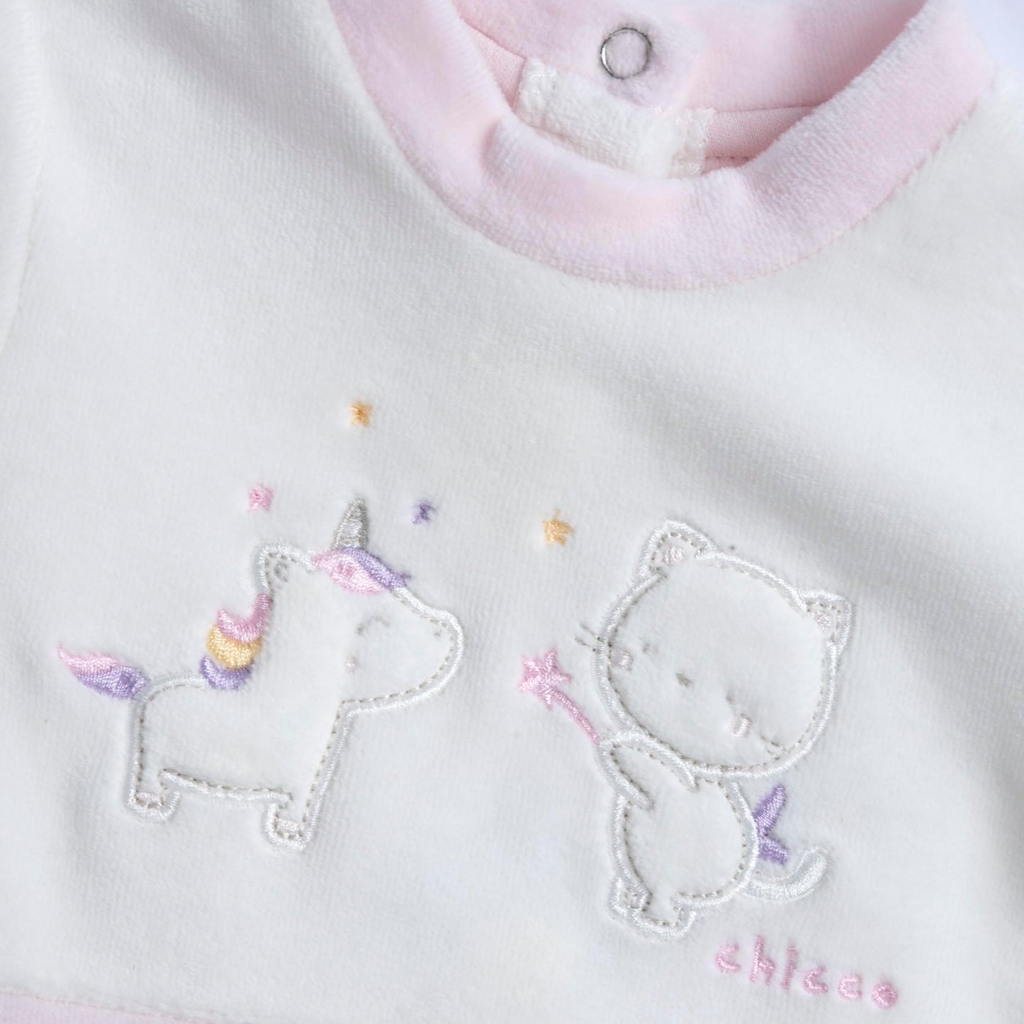 Chicco, Baby-Strampler für Jungen und Mädchen aus warmem und weichem Velours, mit praktischer Knopföffnung, ideal für den Winter, Babykleidung für 0-24 Monate, entworfen in Italien