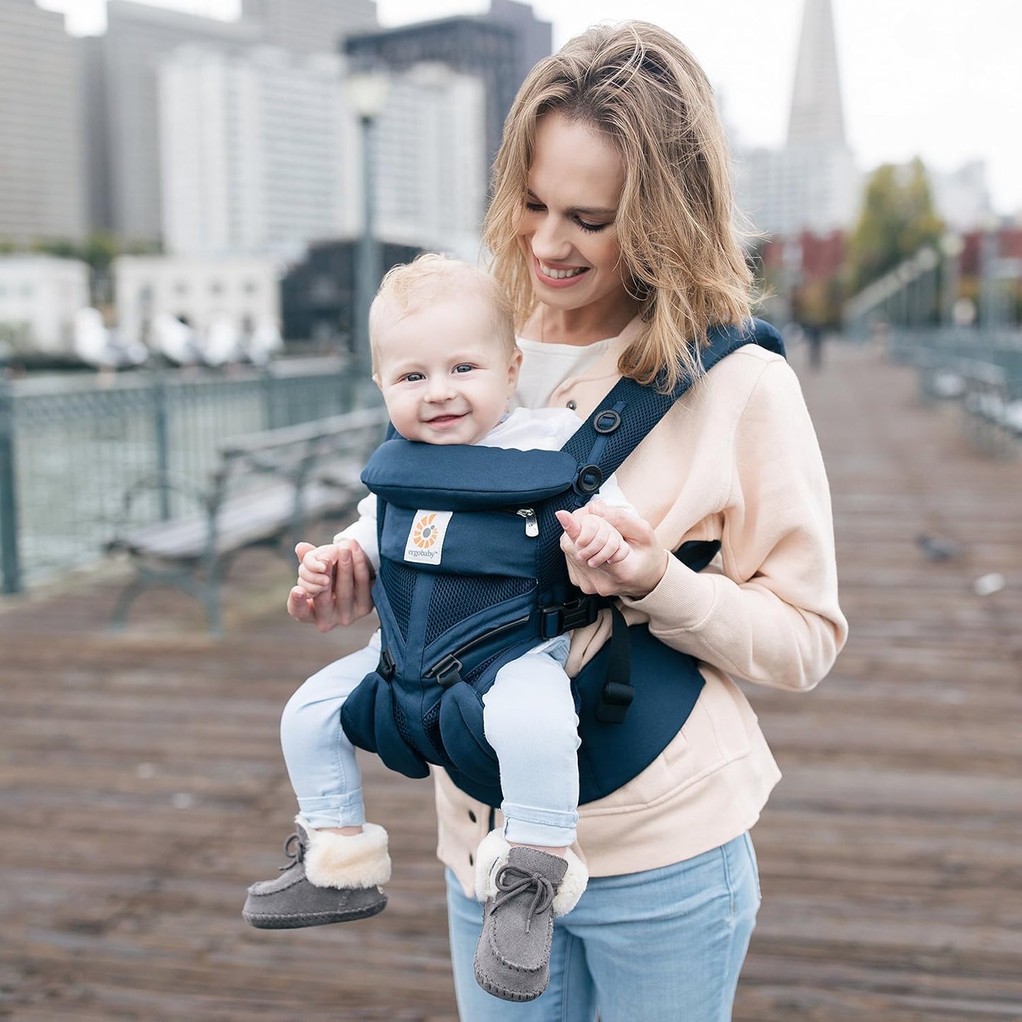 Ergobaby Babytrage, Omni 360 Cool Air Mesh mit 4 Positionen für Neugeborene bis Kleinkinder (0-4 Jahre), ergonomische Kindertrage und Rucksack, Mitternachtsblau