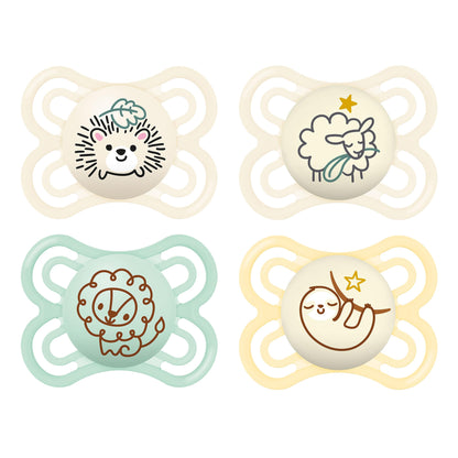 MAM Perfect Day & Night Schnuller | 0-6 Monate | Babyschnuller für Neugeborene | 94% Akzeptanz | beugt Zahnfehlstellungen vor | mit Zahnmedizinern entwickelt| SkinSoft Silikon |Igel/Schaf | 4 Stück
