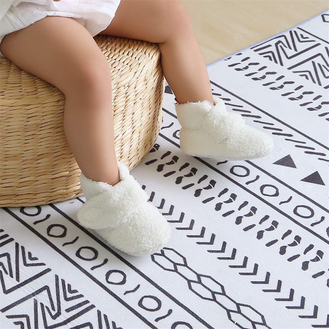 Edoton Infant Boys Girls Warm Slippers Winter White Cute Soft Cotton Unisex Non-Slip Baby Shoes for Christmas First Birthday Gift.