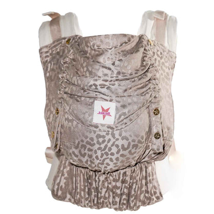 KOKADI Babytrage Flip Safari Eleni (Unisize)– Ergonomisch & sicher - handgefertigt – Ab Geburt bis 15 kg, einfach anzulegen, ideal für den täglichen Gebrauch -Ergonomische Babybauchtrage Rückentrage