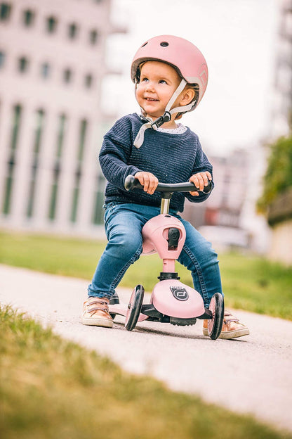 Scoot and Ride Babyhelm mit verstellbaren Trägern, Mattes Finish, Größen XXS, inklusive LED-Sicherheitslicht und weicher Fleece-Polsterung für zusätzlichen Schutz