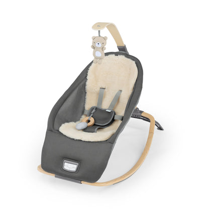 Ingenuity, Cuddle Lamb Babywippe Babyschaukel mit Schaukelfunktion und Vibrationen, Spielbogen mit 2 Plüsch Spielzeug, Musik, 4 Naturgeräuschen und Lautstärkeregler, ab Geburt bis 18 kg