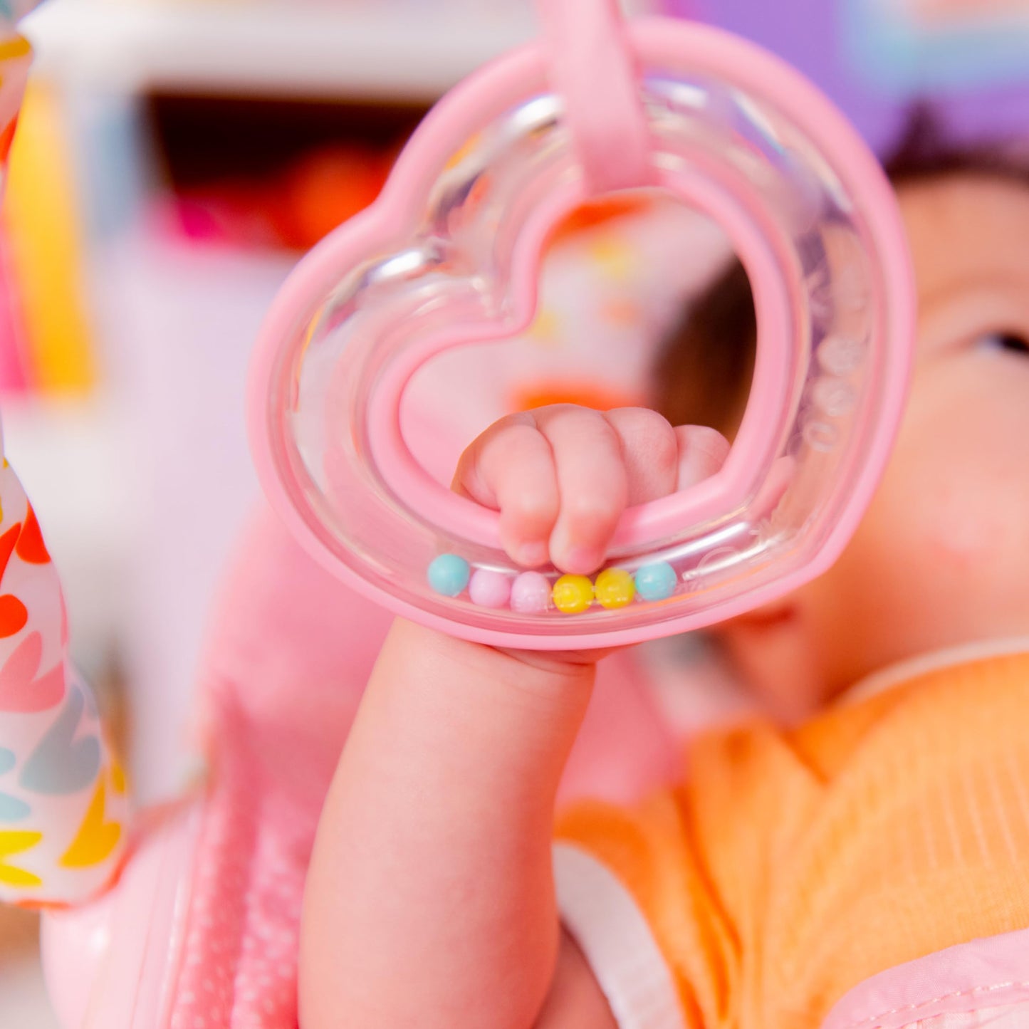 Bright Starts, Babywippe Babyschaukel Safari Fun mit Beruhigenden Vibrationen, Spielbogen mit 2 Spielzeugen, 3-Punkte-Gurt Sitz, Maschinenwaschbares Sitzpolster, ab der Geburt bis 9kg