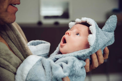 Lexikind Kapuzenhandtuch Baby: Frottee Bademantel - Babyhandtuch mit Kapuze - Kapuzenbadetuch (Hai blau)