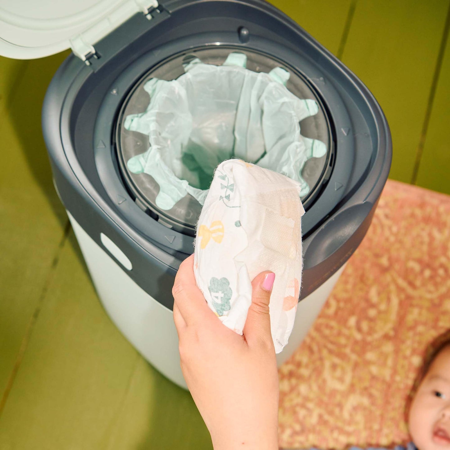 Tommee Tippee Twist and Click Advanced Windeleimer, umweltfreundliches System, inkl. 6x Nachfüllkassetten mit nachhaltig gewonnenem, antibakteriellem GREENFILM, Weiβ