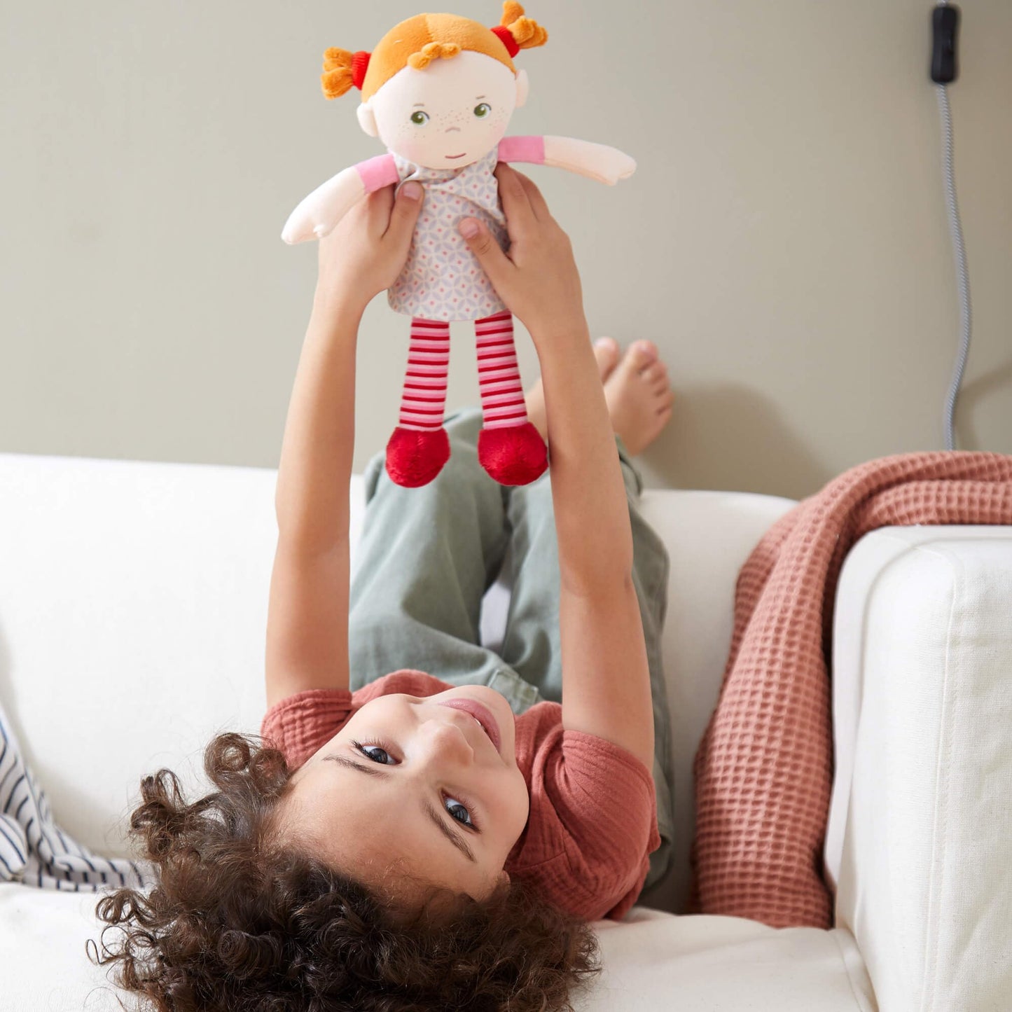 HABA Kuschelpuppe Roya – Weiche Stoffpuppe 25 cm, ideal für Babys und Kleinkinder – waschbar bei 30 °C, ab 6 Monaten – 1303730001