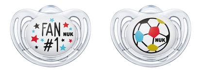 NUK Freestyle Silikon-Schnuller Fußball-Edition, kiefergerechte Form, 6-18 Monate, 2 Stück, mehrfarbig