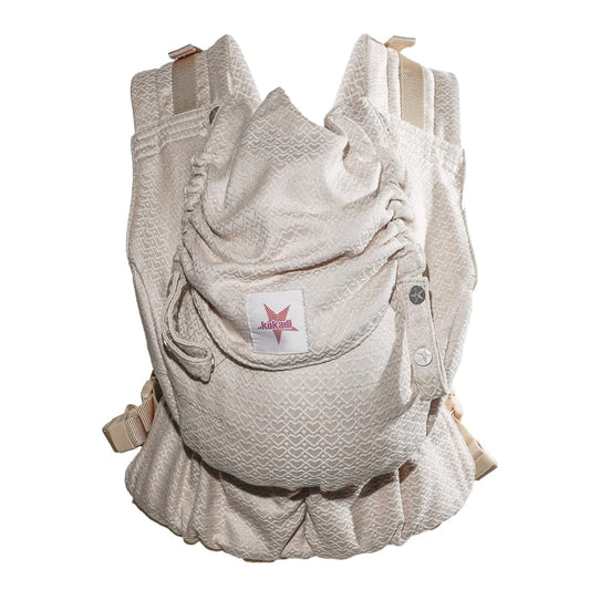 KOKADI Babytrage Flip X - für Neugeborene ab Geburt bis 15kg - ergonomisch, mitwachsend und einfach - geeignet für breite Schultern, sichere Tragehilfe aus Bio-Baumwolle - Heart2Heart Cream