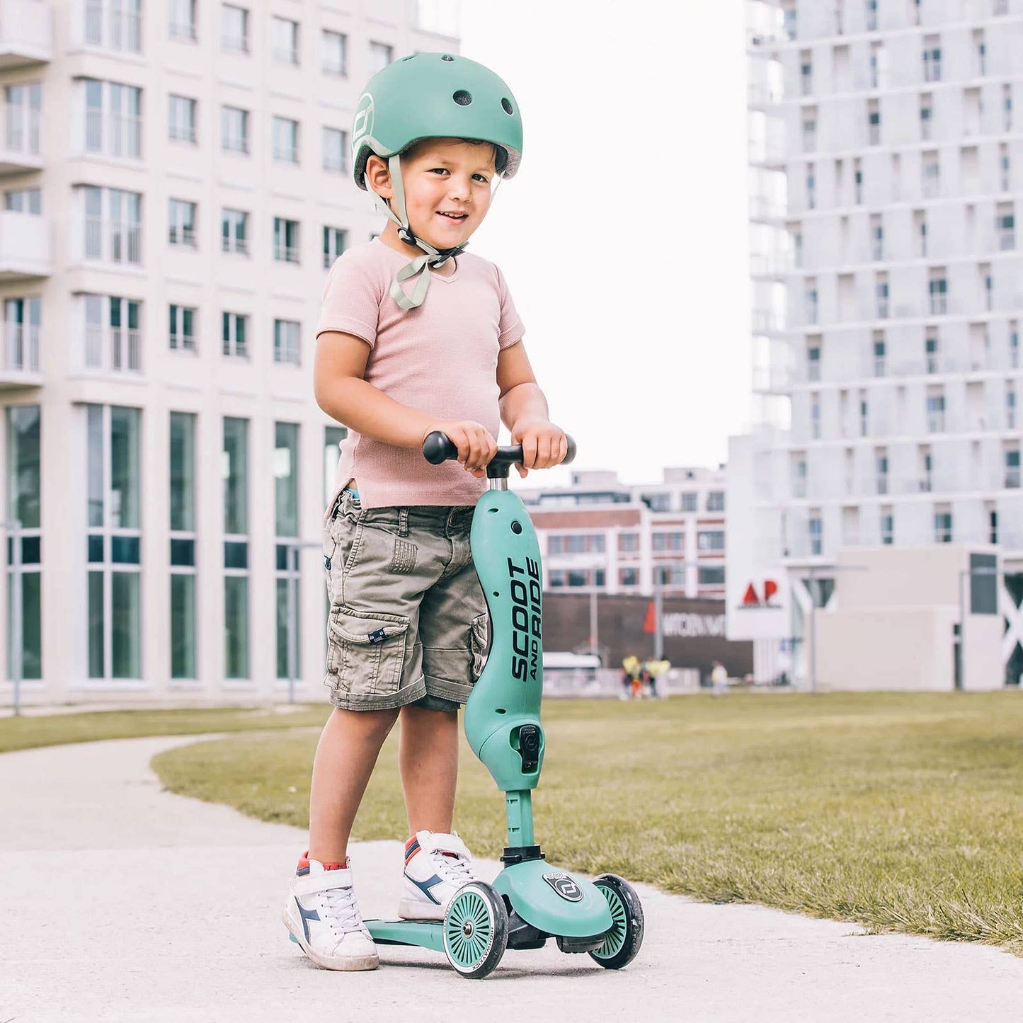 Scoot and Ride Babyhelm mit verstellbaren Trägern, Mattes Finish, Größen XXS, inklusive LED-Sicherheitslicht und weicher Fleece-Polsterung für zusätzlichen Schutz