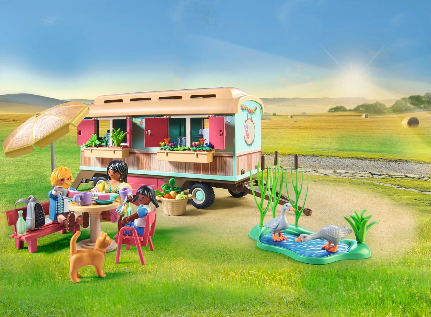 PLAYMOBIL Country 71441 Gemütliches Bauwagencafé, spielerisches Lernen mit liebevoll gestaltetem Bauwagen, detailreicher Austattung und einem Gänseteich, nachhaltiges Spielzeug für Kinder ab 4 Jahren
