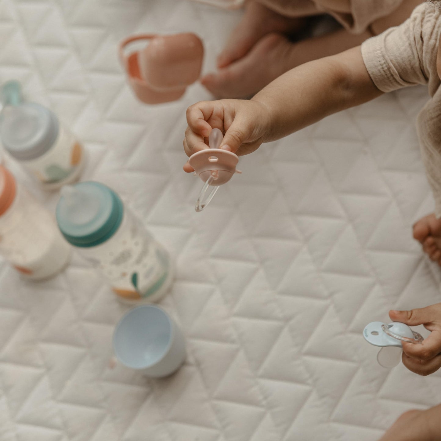 Suavinex, Set mit 2 Schnullern für Babys 0-6 Monate, Symmetrisch, Super weich und flexibel, Dreams Pink, 2er-Pack