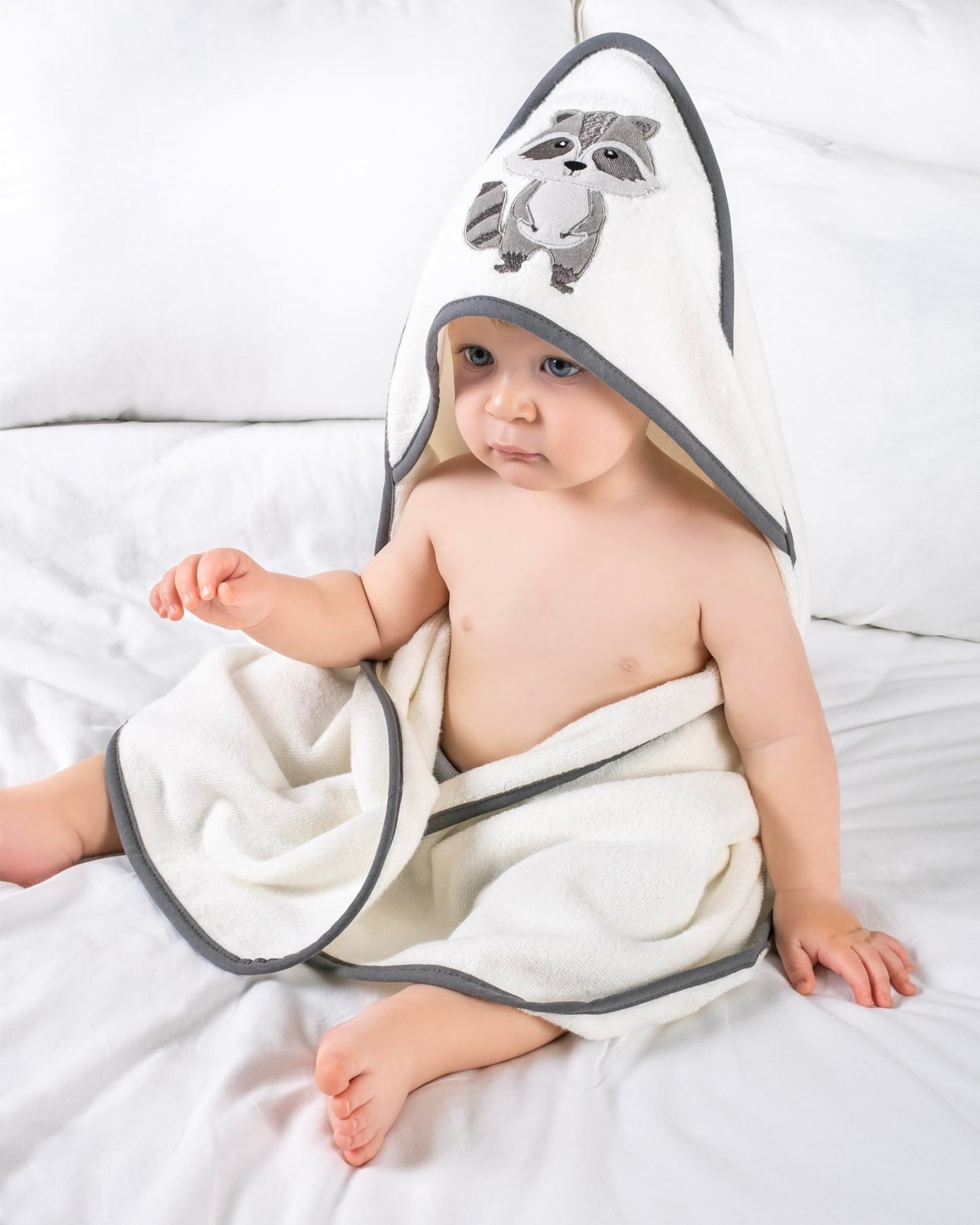 LAYNENBURG Premium Kapuzenhandtuch Baby - Badehandtuch aus 100% Baumwolle - Oeko TEX - Handtuch mit Kapuze für Neugeborene & Kinder - Badetuch, Babyhandtuch Mädchen, Jungen (Waschbär 80 x 80cm)