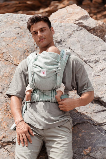 KOKADI Flip X Heart2Heart Cream (Unisize) - Die perfekte Kombi aus dem Komfort eines Fullbuckles und dem Tragen überkreuzt - Ab Geburt - 15 kg, handgefertigt aus 100% Bio-Baumwolle - Beige