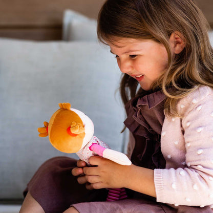 HABA Kuschelpuppe Roya – Weiche Stoffpuppe 25 cm, ideal für Babys und Kleinkinder – waschbar bei 30 °C, ab 6 Monaten – 1303730001