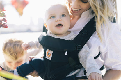 Ergobaby Babytrage, Omni 360 Cool Air Mesh mit 4 Positionen für Neugeborene bis Kleinkinder (0-4 Jahre), ergonomische Kindertrage und Rucksack, Mitternachtsblau