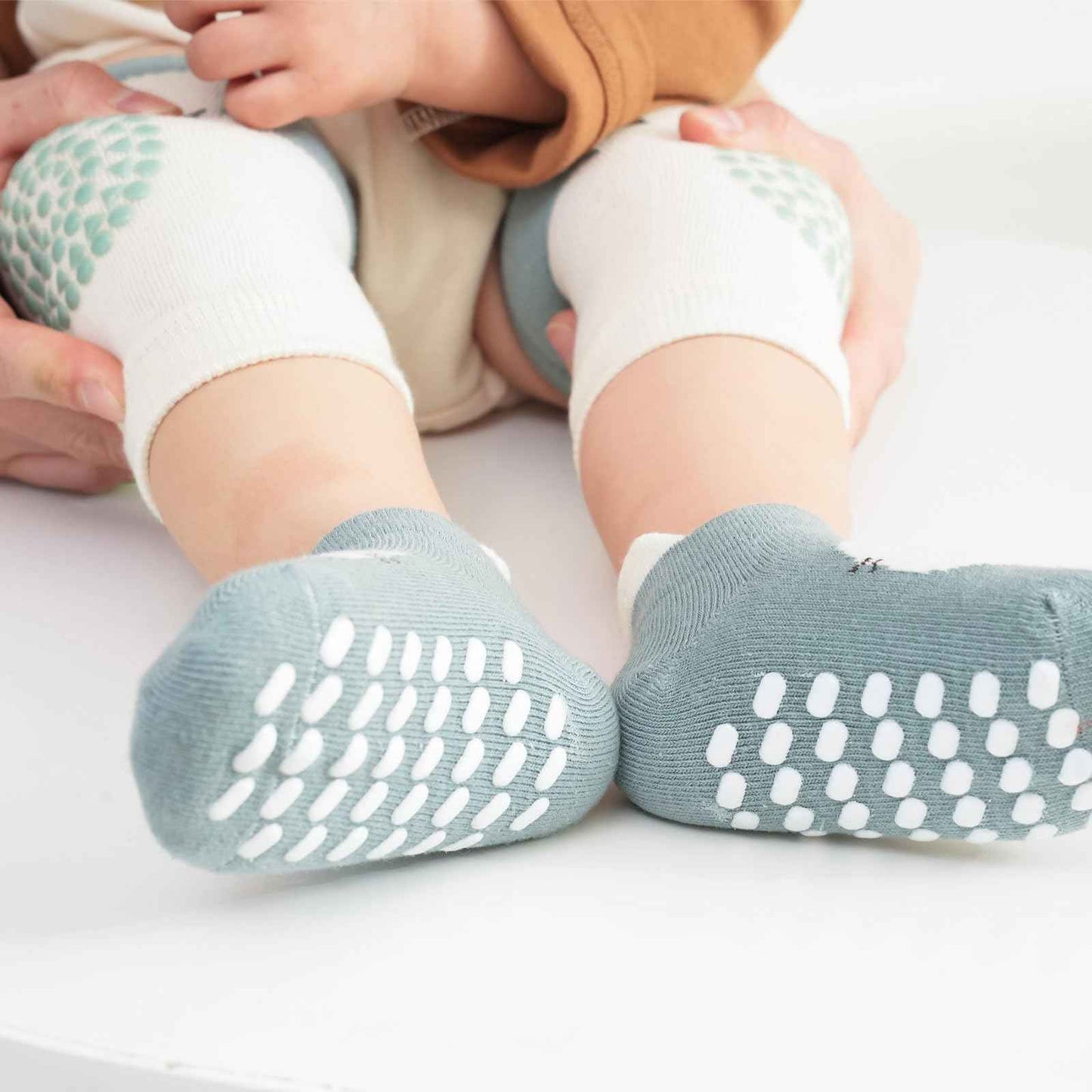 3 Paar Baby Knieschoner und 3 Paar Baby Socken Baby Krabbeln set, Anti Rutsch mit Gummipunkte Krabbelschoner Stulpen Knieschützer für Kleinkinder 0-12 Monate