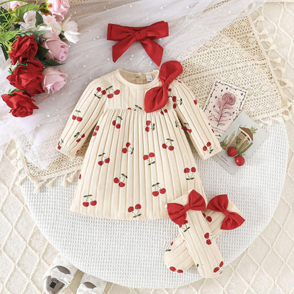 Neugeborenes Mädchen Erdbeerkleid Valentinstag Outfit Langarm Rippstrick Kleid mit Herzchenprint mit Stirnband und Söckchen Bekleidungsset