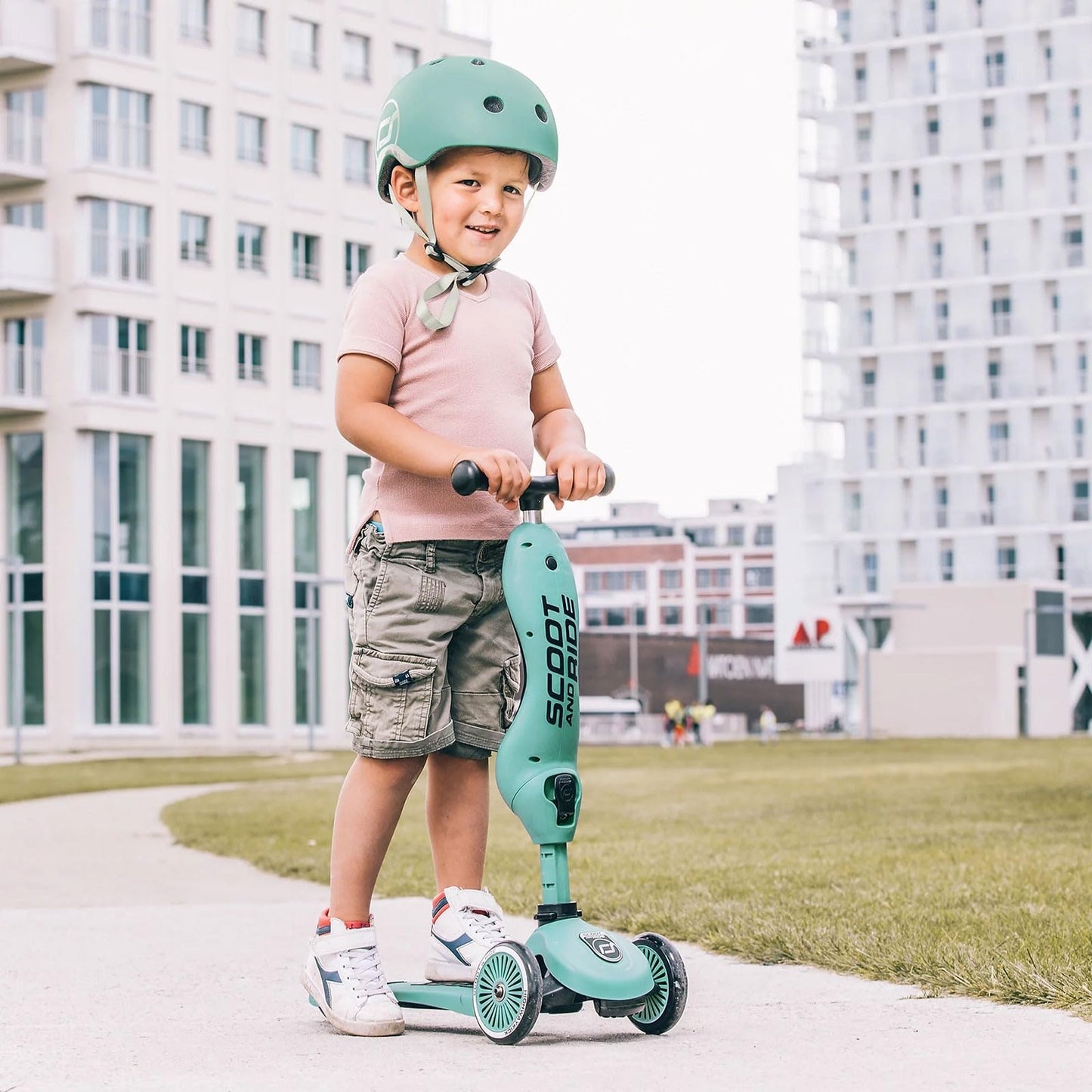 Scoot and Ride Babyhelm mit verstellbaren Trägern, Mattes Finish, Größen XXS, inklusive LED-Sicherheitslicht und weicher Fleece-Polsterung für zusätzlichen Schutz