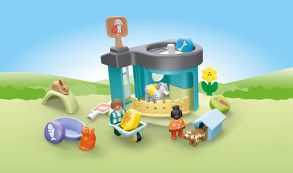 PLAYMOBIL JUNIOR | Tierpension mit Futterspender | nachhaltiges Spielzeug aus biobasierten Kunststoffen | für Kinder ab 1 Jahr | 71690