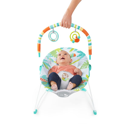 Bright Starts, Babywippe Babyschaukel Safari Fun mit Beruhigenden Vibrationen, Spielbogen mit 2 Spielzeugen, 3-Punkte-Gurt Sitz, Maschinenwaschbares Sitzpolster, ab der Geburt bis 9kg