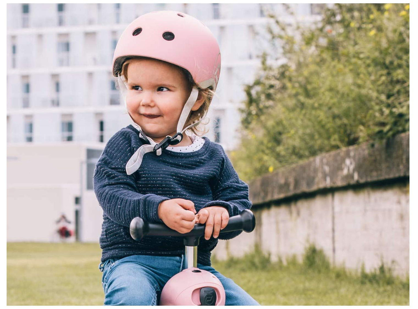Scoot and Ride Babyhelm mit verstellbaren Trägern, Mattes Finish, Größen XXS, inklusive LED-Sicherheitslicht und weicher Fleece-Polsterung für zusätzlichen Schutz