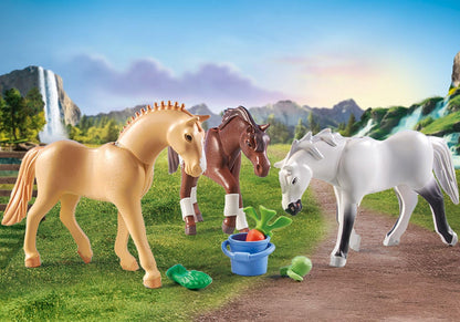 PLAYMOBIL Horses of Waterfall 71640 Kreativset mit Pferd und Stiften, inklusive Einer Figur, einem Pferd und DREI Crayola Stiften, künstlerisches Spielzeug für Kinder ab 5 Jahren
