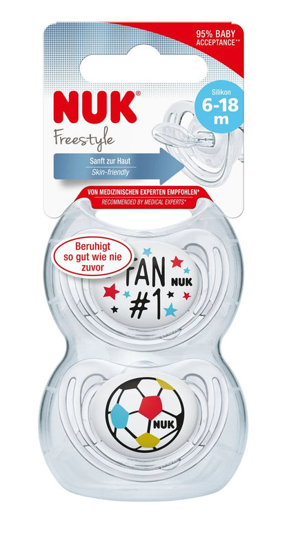 NUK Freestyle Silikon-Schnuller Fußball-Edition, kiefergerechte Form, 6-18 Monate, 2 Stück, mehrfarbig