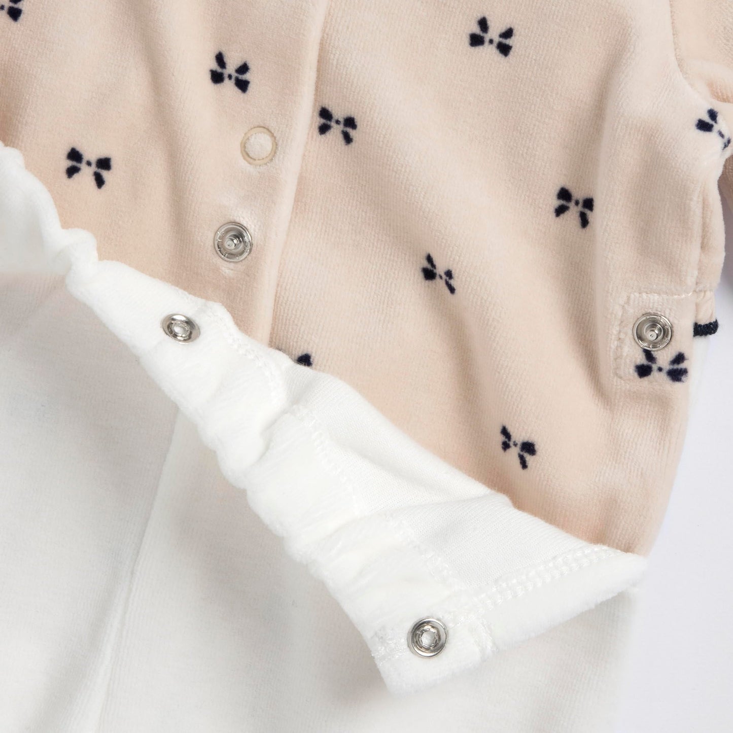 Chicco, Baby-Strampler für Jungen und Mädchen aus warmem und weichem Velours, mit praktischer Knopföffnung, ideal für den Winter, Babykleidung für 0-24 Monate, entworfen in Italien