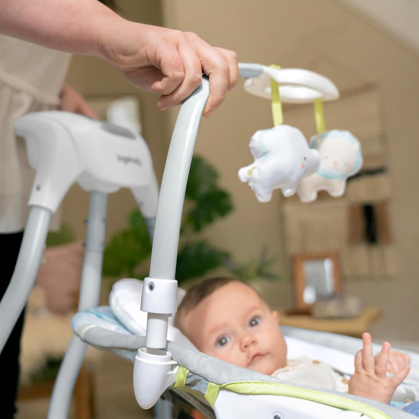Ingenuity, Everston Babyschaukel, 180° drehbar, 3 Schaukelrichtungen und 6 -geschwindigkeiten, spielt 8 Melodien und weißes Rauschen, ab der geburt bis 9kg
