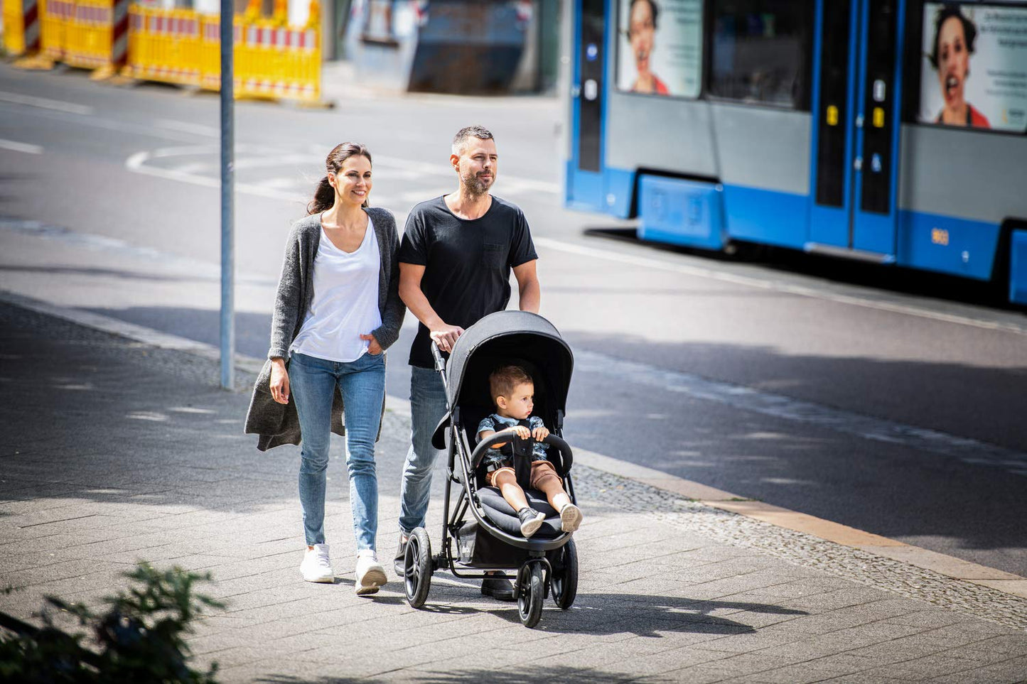 hauck Buggy Rapid 3R für Kinder bis 22 kg, Gummi Reifen, Klein Zusammenklappbar, UV-Schutz 50+, mit Schlaffunktion ab Geburt, Höhenverstellbarer Schieber, Großer Korb bis 3 kg (Black)