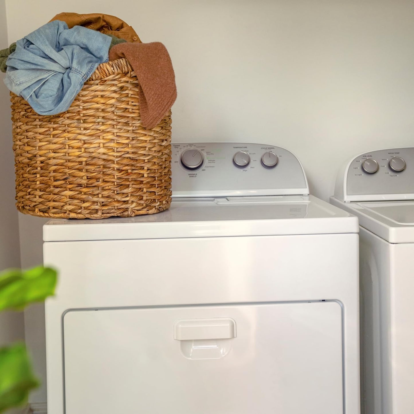 Ingenuity Hugs & Hoots zusammenklappbare & tragbare Babyschaukel, 5 Schaukelgeschwindigkeiten, 8 Melodien, 3 Naturgeräusche, Lautstärkeregulierung und Spielzeugbügel, ab der Geburt bis 9kg