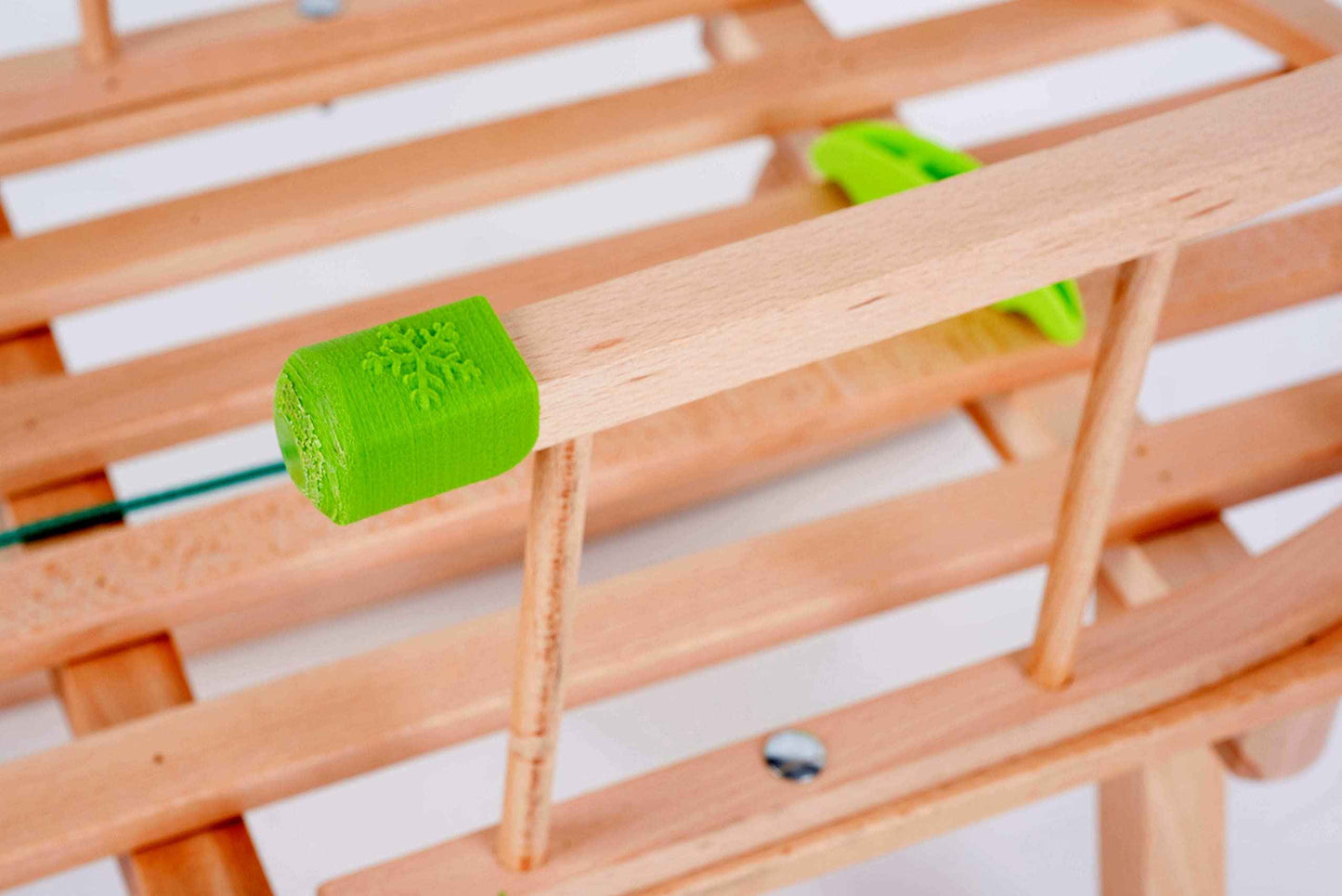 GaGadumi Holzschlitten 90 cm mit Rückenlehne und Zugseil langlebiger Rodel Schneeschlitten Davoser Schlitten für Kinder und Erwachsene Holzrodel FSC Holz