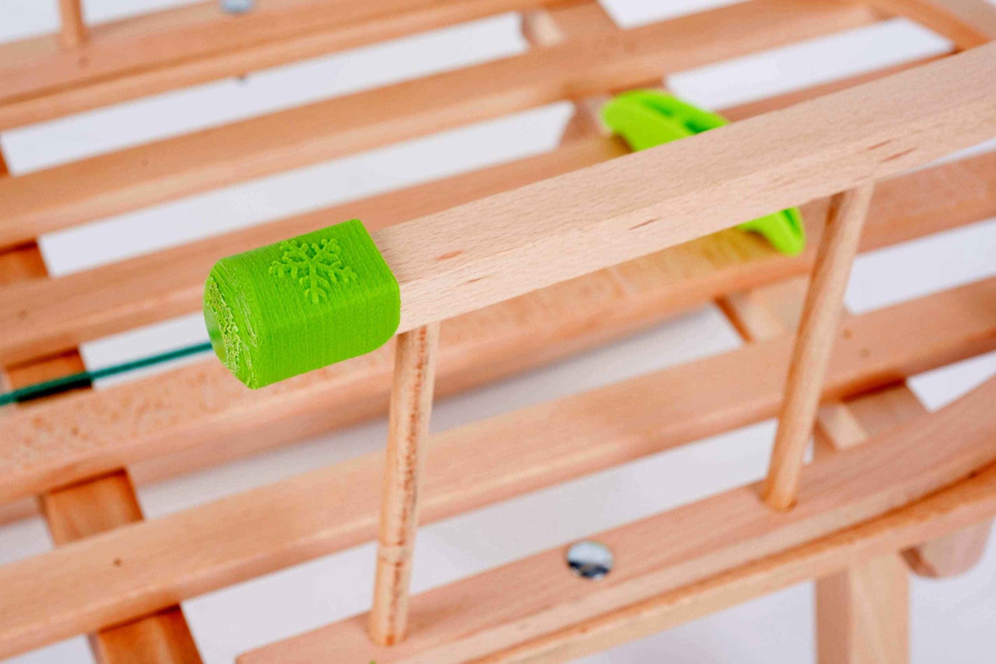 GaGadumi Holzschlitten 90 cm mit Rückenlehne und Zugseil langlebiger Rodel Schneeschlitten Davoser Schlitten für Kinder und Erwachsene Holzrodel FSC Holz