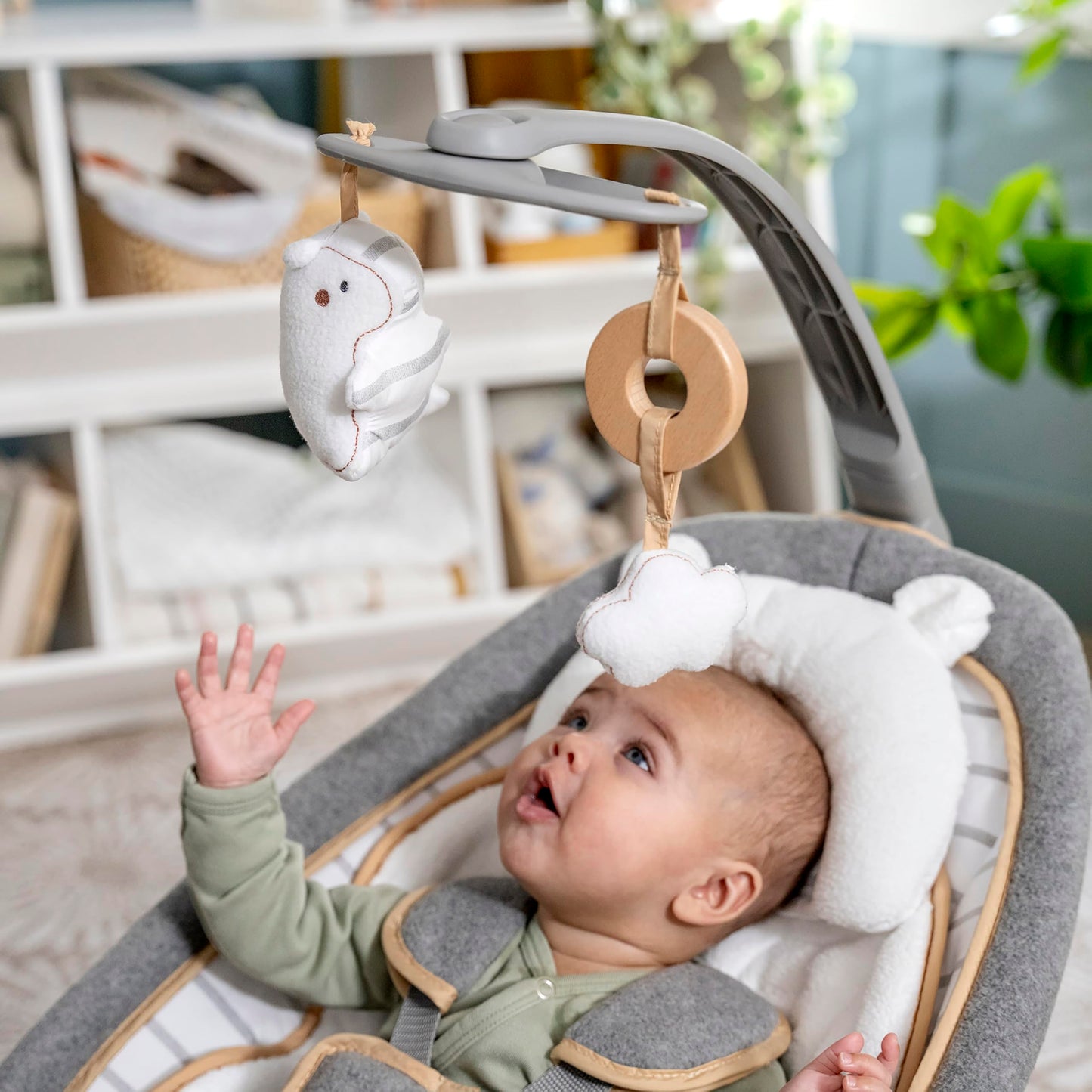 Ingenuity, Cuddle Lamb Babywippe Babyschaukel mit Schaukelfunktion und Vibrationen, Spielbogen mit 2 Plüsch Spielzeug, Musik, 4 Naturgeräuschen und Lautstärkeregler, ab Geburt bis 18 kg