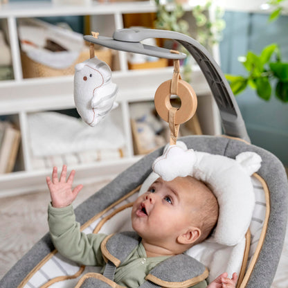 Ingenuity, Cuddle Lamb Babywippe Babyschaukel mit Schaukelfunktion und Vibrationen, Spielbogen mit 2 Plüsch Spielzeug, Musik, 4 Naturgeräuschen und Lautstärkeregler, ab Geburt bis 18 kg